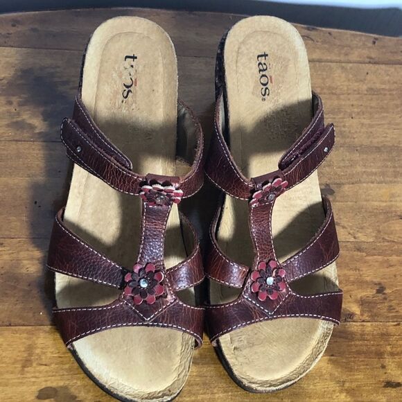 Taos Sandals Womens 7 Red Brown Tender Wedge Leather Slip On  Taos Sandals Womens 7 Red Brown Tender Wedge Leather Slip On Flower Rhinestone